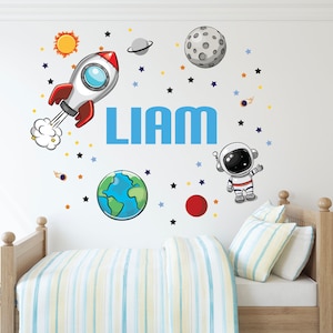 Calcomanía de pared con nombre espacial personalizada, decoración de guardería de astronauta, calcomanía del sistema solar galáctico, tema de nave espacial cohete para dormitorio infantil, arte de habitación