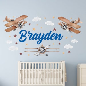 Calcomanía de pared con nombre de avión personalizada: decoración de guardería con aviones, calcomanía de estrellas y nubes, calcomanías de pared para dormitorio de bebé niño para una habitación divertida