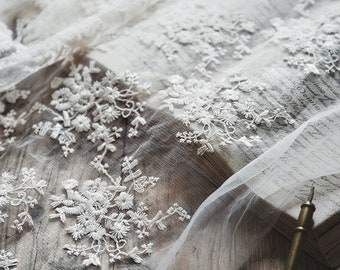 Witte kant zijden stof, geborduurde bloemenstof, bekledingsstof, designerstof, jurkstof, bruiloftsstof, zijden stof, stof op maat gesneden