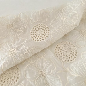 Beige geborduurde bloemenstof, bloemenstof, quiltstof, geborduurde stof, jurkstof, naaistof, beige stof, stof per 1/2 meter