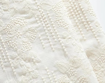 Witte bloemenstof, geborduurde stof, vintage stof, bruidsstof, trouwjurkstof, meubelstof, stof per halve meter
