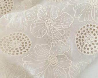 Vitt broderat bomullstyg, Bröllopsbroderat tyg, Blommigt tyg, Quilttyg, Vitt tyg, Klänningstyg på metervara, Klänningstyg