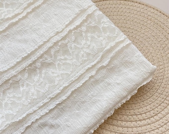 Witte kant bloemen geborduurde stof, bloemenkant, zacht kant, jurkstof, kantstof, geborduurde stof, trouwstof, stof op 1/2-yard