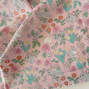 Rosa blommigt bomullstyg, broderat tyg, blommigt tyg, tryckt tyg, mjukt quilttyg, designertyg, tyg på metervara, prästkragetyg