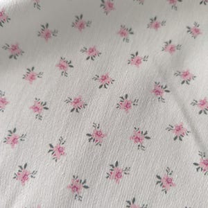 Katoenen keperstof met bloemenprint, bloemenstof, jurkstof, katoenstof, quiltstof, tafelstof, naaistof, stof per halve meter