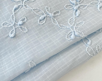 Tissu mousseline brodé à motifs floraux, tissu pour robes, tissu fleuri, tissu brodé, mousseline, tissu pour rideaux, tissu pour travaux manuels, tissu vendu au demi-mètre.