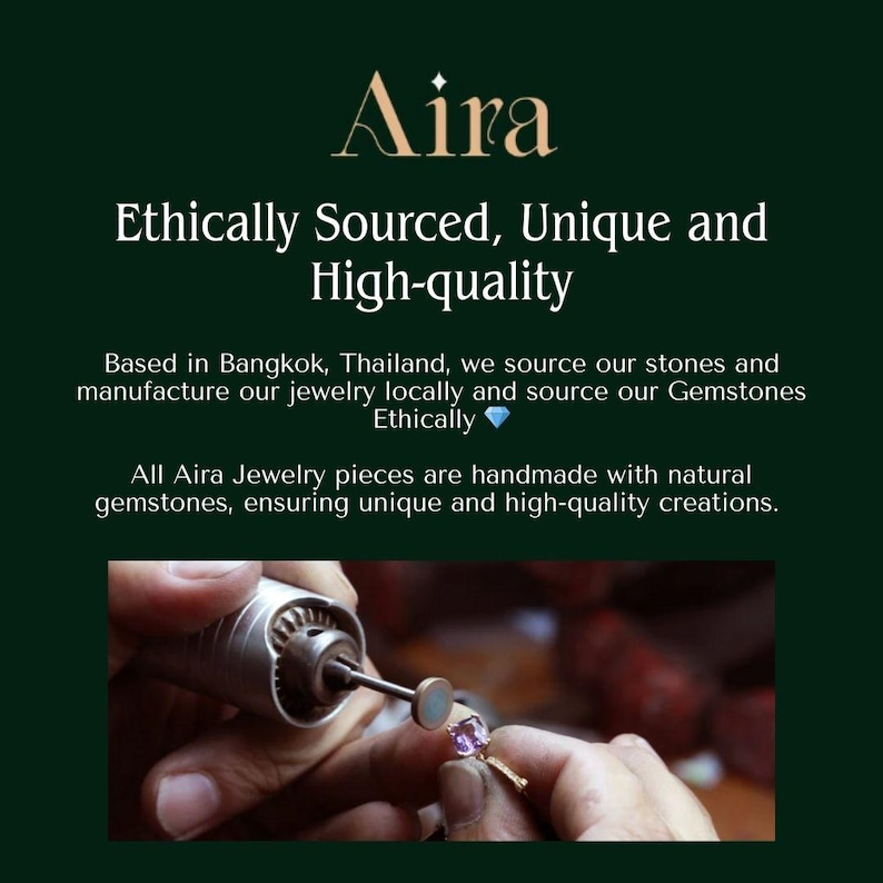 K&ouml;nnte beinhalten: Dunkelgr&uuml;ner Hintergrund mit dem goldenen Text "Aira". Der Text darunter lautet "Ethically Sourced, Unique and High-quality". Das Bild zeigt eine Person, die an einem Schmuckst&uuml;ck mit einem lila Edelstein arbeitet.