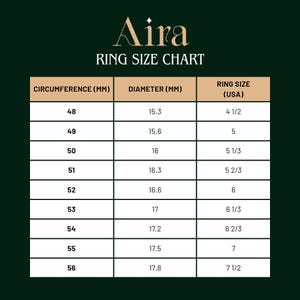 K&ouml;nnte beinhalten: Ringgr&ouml;&szlig;entabelle von "Aira", die Ringgr&ouml;&szlig;en in US-Ma&szlig;en mit entsprechenden Umf&auml;ngen und Durchmessern in Millimetern zeigt. Der Hintergrund ist dunkelgr&uuml;n.