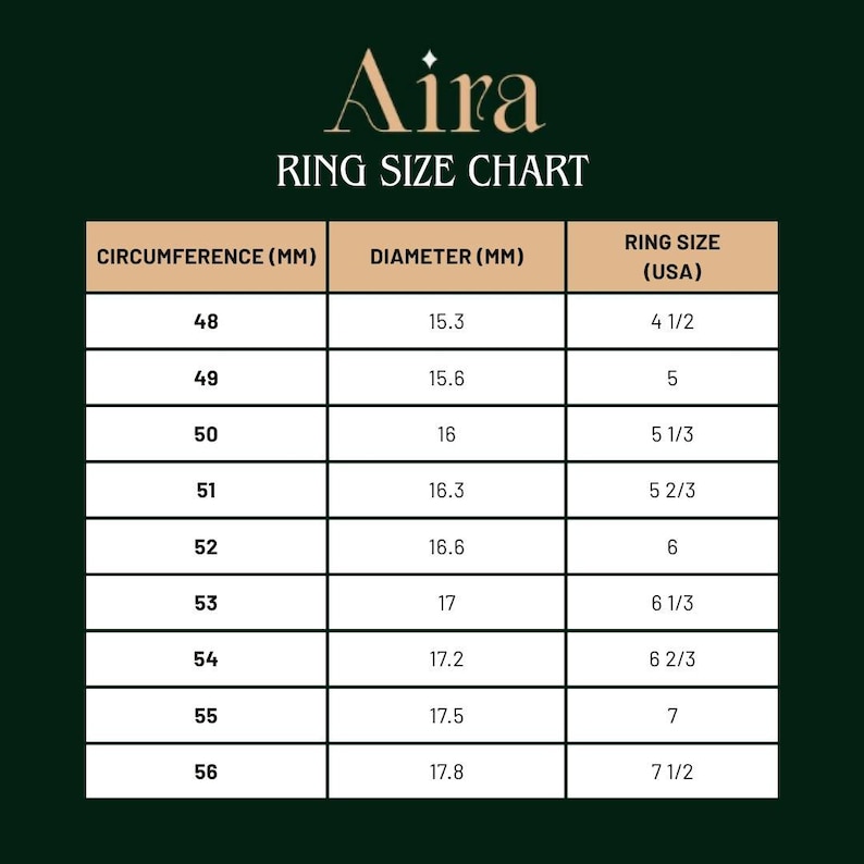 K&ouml;nnte beinhalten: Ringgr&ouml;&szlig;entabelle von "Aira", die Ringgr&ouml;&szlig;en in US-Ma&szlig;en mit entsprechenden Umf&auml;ngen und Durchmessern in Millimetern zeigt. Der Hintergrund ist dunkelgr&uuml;n.