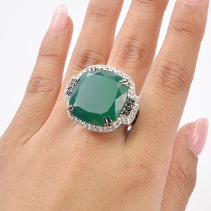Faceted Green Agate Vintage Art Deco Cocktail Ring, Green Statement Ring, Estate Jewelry, Antique Ring, 1920s Costume Ring, Chunky Ring