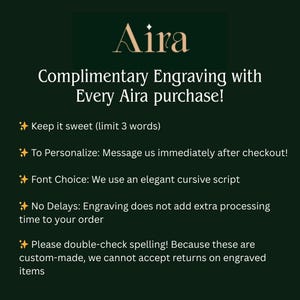 K&ouml;nnte beinhalten: Dunkelgr&uuml;ne Grafik mit dem Wort "Aira" in goldener Schrift. Darunter steht "Kostenlose Gravur bei jedem Aira-Kauf!" Zus&auml;tzlicher Text liefert Details zu Personalisierung, Schriftart und Auftragsbearbeitung.
