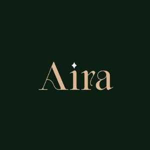 K&ouml;nnte beinhalten: Das Wort "Aira" in einer stilisierten, eleganten Schriftart wird in Hellbraun auf einem dunkelgr&uuml;nen Hintergrund dargestellt. Ein kleines, wei&szlig;es sternf&ouml;rmiges Design befindet sich &uuml;ber dem Buchstaben "i".