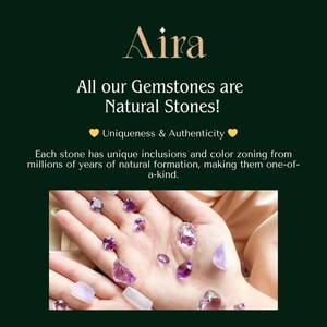 K&ouml;nnte beinhalten: Das Bild zeigt eine Sammlung nat&uuml;rlicher Edelsteine in verschiedenen Formen und Gr&ouml;&szlig;en, haupts&auml;chlich in Lila und Klar. Der Text lautet: "Aira, All our Gemstones are Natural Stones! Uniqueness & Authenticity."