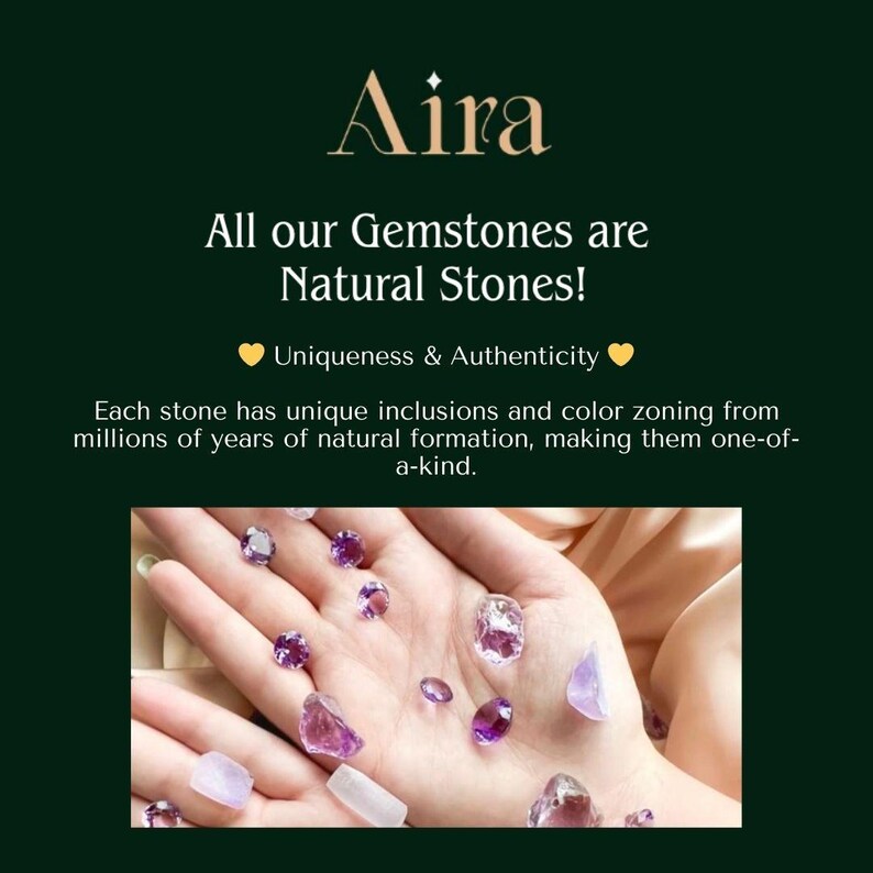 K&ouml;nnte beinhalten: Das Bild zeigt eine Sammlung nat&uuml;rlicher Edelsteine in verschiedenen Formen und Gr&ouml;&szlig;en, haupts&auml;chlich in Lila und Klar. Der Text lautet: "Aira, All our Gemstones are Natural Stones! Uniqueness & Authenticity."