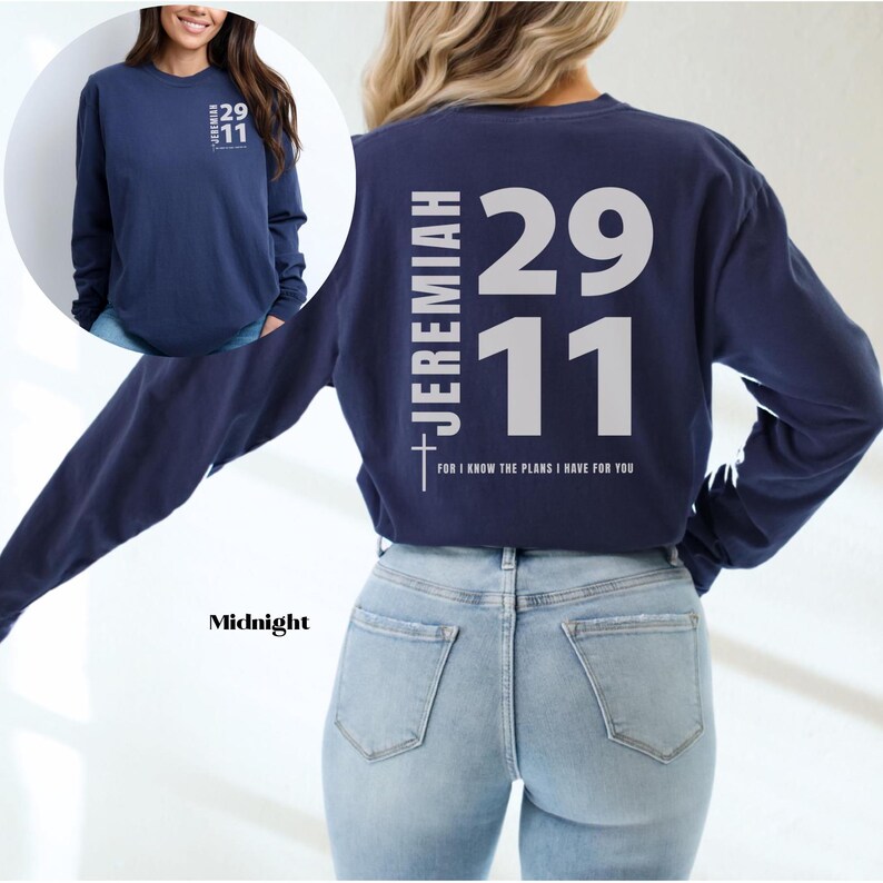 Op de afbeelding: Een marineblauw longsleeve t-shirt met witte tekst op de rug. De tekst luidt "JEREMIAH 29 11" en "FOR I KNOW THE PLANS I HAVE FOR YOU".