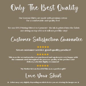 Op de afbeelding: Tekst op een bruine achtergrond die "Only The Best Quality" luidt. De tekst gaat verder met "Onze Custom Shirts zijn gemaakt van hoogwaardige katoen voor een comfortabel en kwalitatief gevoel. We gebruiken DTG-printen (Direct to Garment) - de inkt wordt in de stof gedrukt, niet erop gelegd, dus het zal niet afbladderen zoals vinyl. Klanttevredenheidsgarantie." Vijf sterren worden onder de tekst weergegeven, gevolgd door "Uitstekende klantenservice. Product van goede kwaliteit!" Nog eens vijf sterren worden onder die tekst weergegeven, gevolgd door een klantbeoordeling die luidt "Dit was het tweede product dat we kochten en we waren opnieuw erg blij met de communicatie gedurende het hele proces. De kwaliteit van het product en de levertijden zijn zeer aan te bevelen." Nog eens vijf sterren worden onder die tekst weergegeven, gevolgd door een klantbeoordeling die luidt "Mijn schoonmoeder vond het geweldig! Het was een perfect cadeau!" De tekst "Love Your Shirt" wordt in grote letters onder de beoordelingen weergegeven.