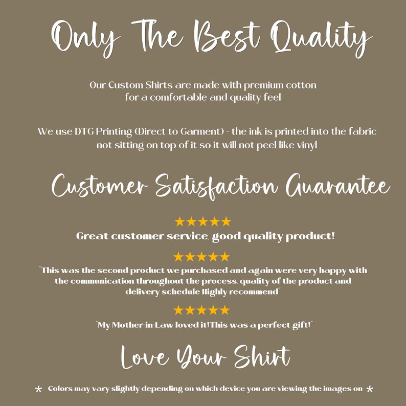 Op de afbeelding: Tekst op een bruine achtergrond die "Only The Best Quality" luidt. De tekst gaat verder met "Onze Custom Shirts zijn gemaakt van hoogwaardige katoen voor een comfortabel en kwalitatief gevoel. We gebruiken DTG-printen (Direct to Garment) - de inkt wordt in de stof gedrukt, niet erop gelegd, dus het zal niet afbladderen zoals vinyl. Klanttevredenheidsgarantie." Vijf sterren worden onder de tekst weergegeven, gevolgd door "Uitstekende klantenservice. Product van goede kwaliteit!" Nog eens vijf sterren worden onder die tekst weergegeven, gevolgd door een klantbeoordeling die luidt "Dit was het tweede product dat we kochten en we waren opnieuw erg blij met de communicatie gedurende het hele proces. De kwaliteit van het product en de levertijden zijn zeer aan te bevelen." Nog eens vijf sterren worden onder die tekst weergegeven, gevolgd door een klantbeoordeling die luidt "Mijn schoonmoeder vond het geweldig! Het was een perfect cadeau!" De tekst "Love Your Shirt" wordt in grote letters onder de beoordelingen weergegeven.