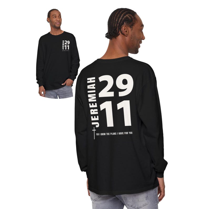 Op de afbeelding: Zwart langarm T-shirt met witte tekst op de rug die "Jeremia 29:11" en "Want ik weet welke plannen ik voor jullie heb" luidt.