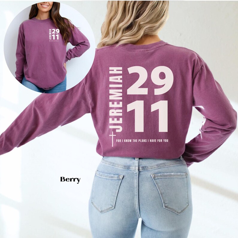 Op de afbeelding: Een langarm, maroon t-shirt met een wit kruis, de tekst "JEREMIAH 29:11" en de woorden "FOR I KNOW THE PLANS I HAVE FOR YOU".