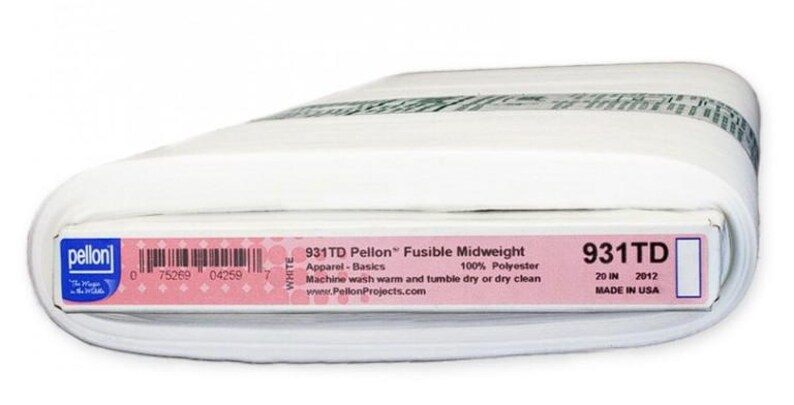 Peut inclure: Un rouleau de tissu blanc Pellon fusible de poids moyen. L'&eacute;tiquette indique "931TD Pellon Fusible Midweight" et "20 IN". Le tissu est 100% polyester et lavable en machine. Fabriqu&eacute; aux &Eacute;tats-Unis.