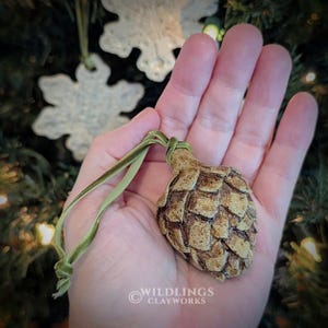 Handgemachte Keramik Pinecone Ornament (groß oder mittel)