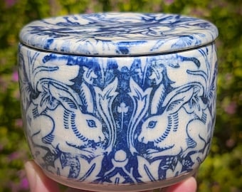 Handgemaakte art nouveau blauwe konijnen Franse boterhouder