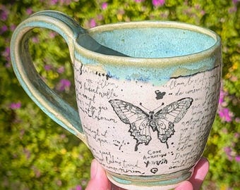 Tazza verde con tema entomologico realizzata a mano
