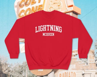 Lightning McQueen Varsity Adulto Unisex Heavy Blend Crewneck Sudadera Coches Pixar Movie Fan Racing Apparel Pullover Red White Gift Minimal