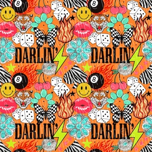 Può includere: Motivo arancione ripetuto con varie grafiche. Include la parola "DARLIN'", faccine sorridenti, dadi, ciliegie, farfalle, facce di tigre, labbra, fiamme, disegni floreali turchesi, strisce zebrate e fulmini.