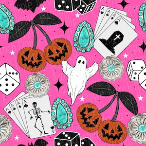 Può includere: Un vivace motivo rosa con illustrazioni a tema Halloween e casinò. Include ciliegie a forma di zucca, carte da gioco, dadi, un fantasma e gioielli color turchese. Il design è ripetuto sulla superficie, creando un'estetica giocosa e unica.