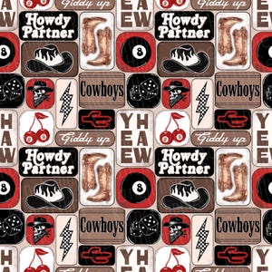 以下が含まれることがあります： カウボーイブーツ、帽子、チェリー、サイコロ、スカル、そして「Howdy Partner」、「Giddy Up」、「Cowboys」、「Yeah」というフレーズなど、さまざまなウエスタンをテーマにした画像が特徴のシームレスパターン。背景は薄いベージュ色です。