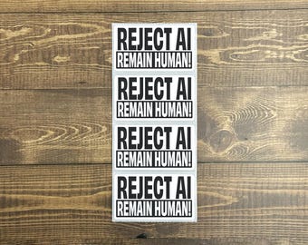 Puede incluir: Una hoja vertical que contiene cuatro pegatinas rectangulares, cada una con el texto negro en negrita REJECT AI REMAIN HUMAN! en una fuente sans-serif. Las pegatinas están dispuestas en una sola columna, con cada etiqueta definida por un borde blanco.