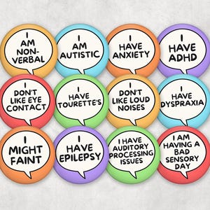 Puede incluir: Una colección de doce botones redondos y coloridos con bocadillos. Cada botón tiene una declaración diferente, como "Soy no verbal" o "Tengo ansiedad". Los botones están diseñados para comunicar necesidades.