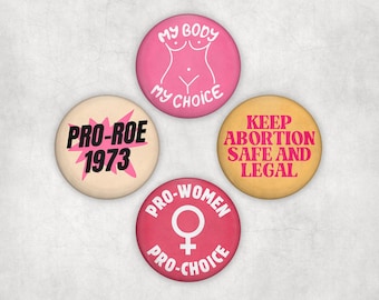 Può includere: Quattro bottoni rotondi con testo e grafica. Un bottone rosa dice "MY BODY, MY CHOICE" con un contorno del corpo. Un altro dice "PRO-ROE 1973" con un'esplosione. Un bottone giallo recita "KEEP ABORTION SAFE AND LEGAL". L'ultimo bottone è rosa e dice "PRO-WOMEN, PRO-CHOICE".