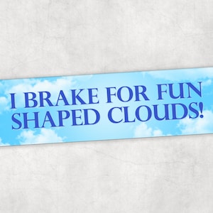 Może przedstawiać: Prostokątna naklejka z niebieskim niebem i chmurami. Tekst "I BRAKE FOR FUN SHAPED CLOUDS!" jest napisany pogrubioną, ciemnoniebieską czcionką.