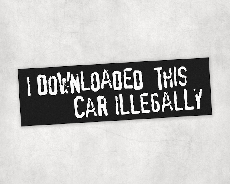 Peut inclure: Un autocollant rectangulaire noir avec le texte blanc "I DOWNLOADED THIS CAR ILLEGALLY". Le texte a une apparence vieillie, semblable &agrave; un pochoir. L'autocollant est probablement pour un v&eacute;hicule.