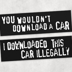 Peut inclure: Deux autocollants rectangulaires noirs avec du texte blanc. Le premier autocollant dit : &laquo;&nbsp;VOUS NE T&Eacute;L&Eacute;CHARGERIEZ PAS UNE VOITURE&nbsp;&raquo;. Le second dit : &laquo;&nbsp;J'AI T&Eacute;L&Eacute;CHARG&Eacute; CETTE VOITURE ILL&Eacute;GALEMENT&nbsp;&raquo;.