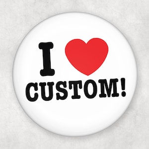 Może przedstawiać: Okrągła, biała przypinka z napisem "I ♥ CUSTOM!" w kolorze czarnym i czerwonym sercem. Projekt jest prosty i odważny, z jasnym przesłaniem. Przypinka ma błyszczące wykończenie.