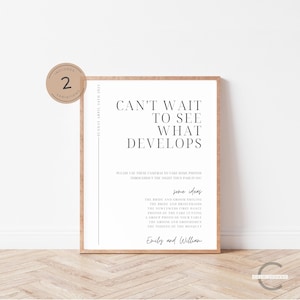 Puede incluir: Un cartel de boda imprimible con texto negro sobre fondo blanco. El cartel dice "Can't wait to see what develops." e incluye una lista de ideas de fotos para que los invitados tomen en la boda. El cartel está enmarcado en un marco marrón.
