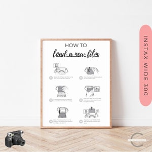 Pode incluir: Um guia ilustrado em preto e branco sobre como carregar um novo cartucho de filme em uma câmera Instax Wide 300. O guia mostra seis etapas com ilustrações da câmera e do cartucho de filme. O texto "HOW TO load a new film" está no topo do guia.