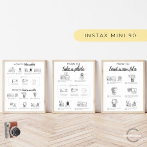 Può includere: Tre poster illustrati in bianco e nero con istruzioni per la fotocamera Instax Mini 90. I poster sono incorniciati e appesi a un muro. I poster mostrano come scattare una foto, caricare una nuova pellicola e come scattare un selfie.