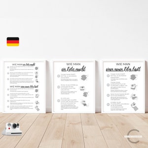 Puede incluir: Tres carteles enmarcados blancos con texto negro e ilustraciones sobre cómo usar una cámara instantánea. Los carteles están titulados "Cómo hacer una foto", "Cómo cargar una película nueva" y "Cómo hacer una foto".