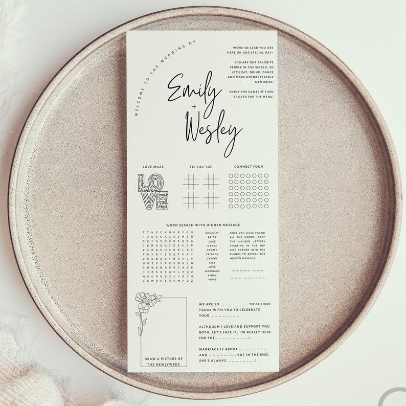 K&ouml;nnte beinhalten: Eine druckbare Hochzeitsempfangsspielkarte mit einem schwarz-wei&szlig;en Design. Die Karte enth&auml;lt ein Wortsuchspiel, Vier gewinnt, Tic Tac Toe und ein Liebeslabyrinth. Die Karte enth&auml;lt auch die Namen Emily und Wesley sowie den Text "Willkommen zur Hochzeit von".