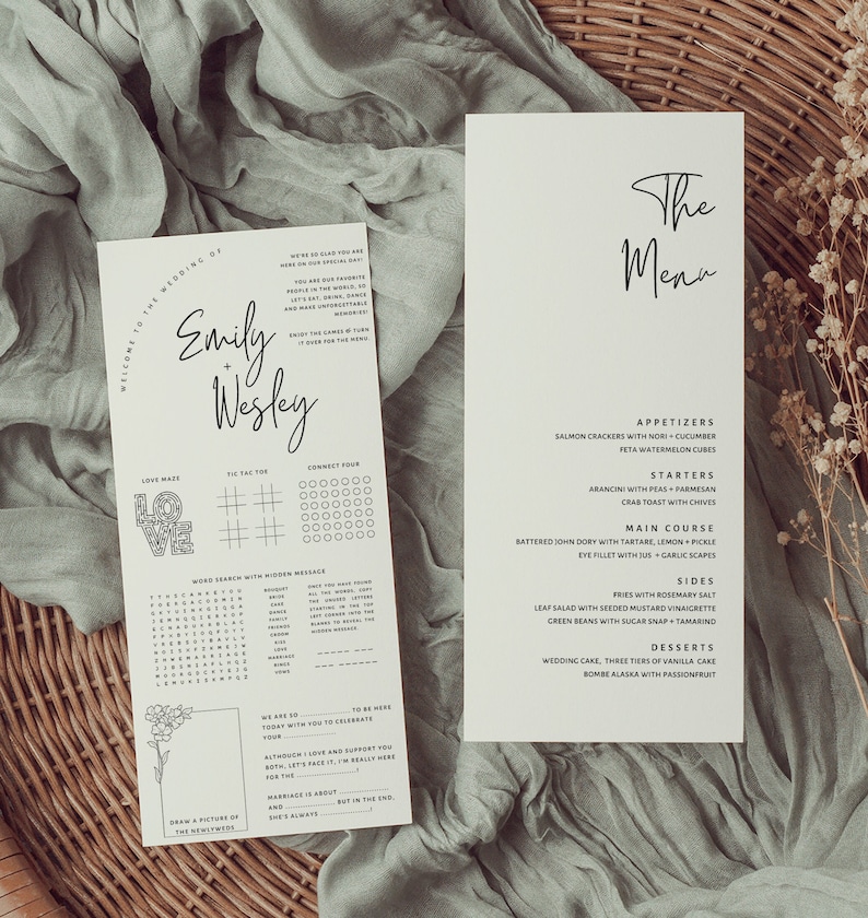 K&ouml;nnte beinhalten: Eine Hochzeitseinladung mit wei&szlig;em Hintergrund und schwarzem Text. Die Einladung enth&auml;lt eine lustige Aktivit&auml;tsseite mit einem Wortsuchspiel, Vier gewinnt und Tic-Tac-Toe. Die Speisekarte hat ein schwarz-wei&szlig;es Design mit dem Text "The Menu" oben. Die Speisekarte listet Vorspeisen, Hauptgerichte, Beilagen und Desserts auf.