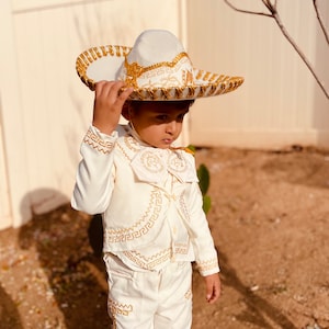 Traje de Mariachi marfil con bordados dorados