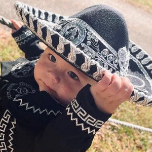 Traje Charro Negro con Bordado en Plata