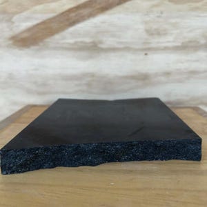 Puede incluir: Juego de tres tazas de cerámica con acabado mate moteado. Las tazas son de color crema, gris claro y gris oscuro. Cada taza tiene un diseño simple y minimalista, ideal para café o té.