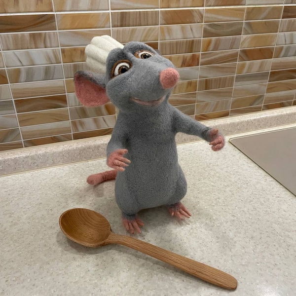 Ratatouille mit einem Holzlöffel Große Größe Kleiner Koch Remy Graue Ratte Weiches Wollspielzeug Maus gefilzt