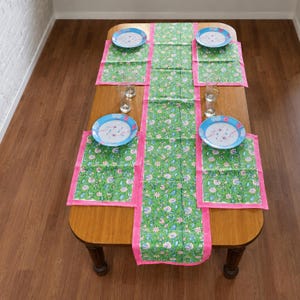 Boho Patchwork Tischläufer mit Platzsets, Tischdecke mit rosa Rand für Küche, Esszimmer und Landhausdeko