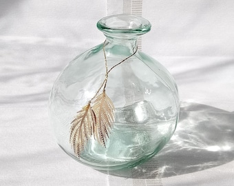 Vase bohème en verre recyclé déco plumes en métal doré H18 cm